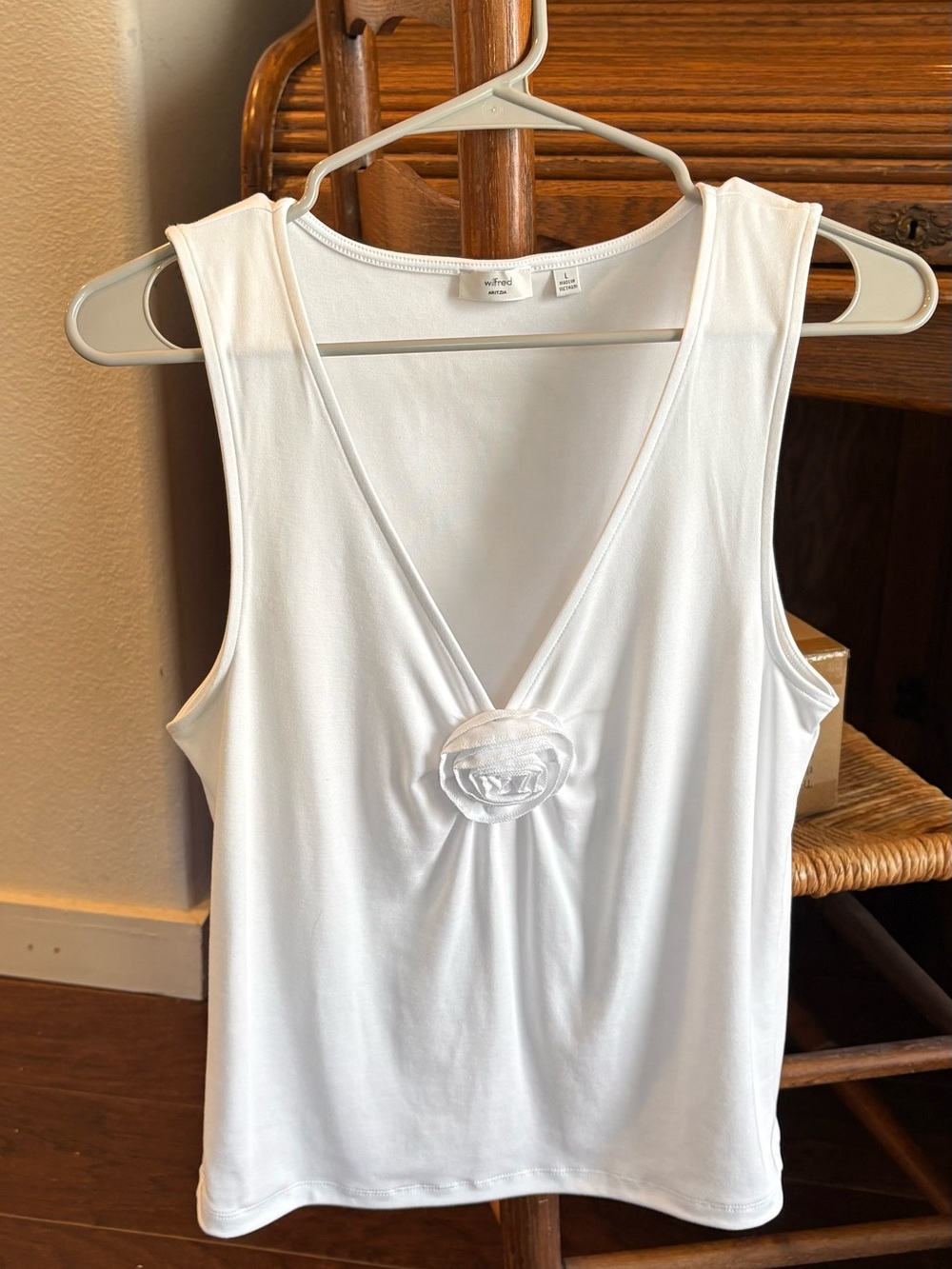 Wilfred White V-Neck Tank Top with Center Rosette